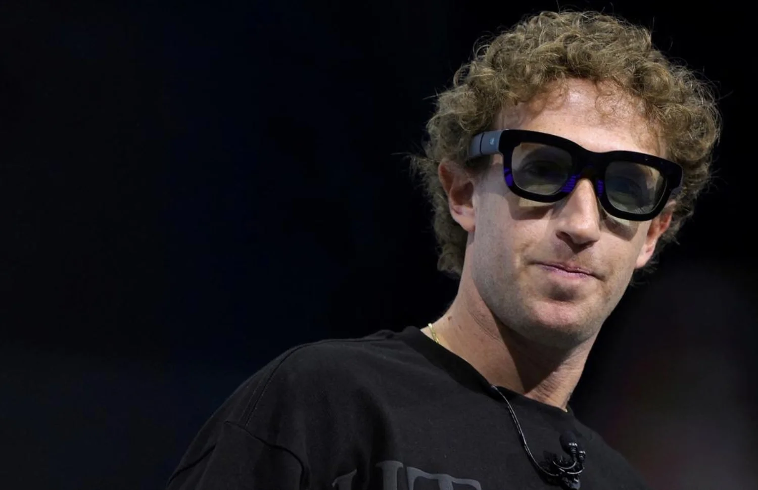 Meta Smart Glasses 2025 with holographic display and AI assistant