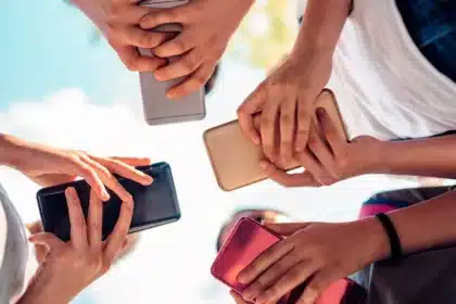 5 Things You Should Delete From Your Phone Before Travelling