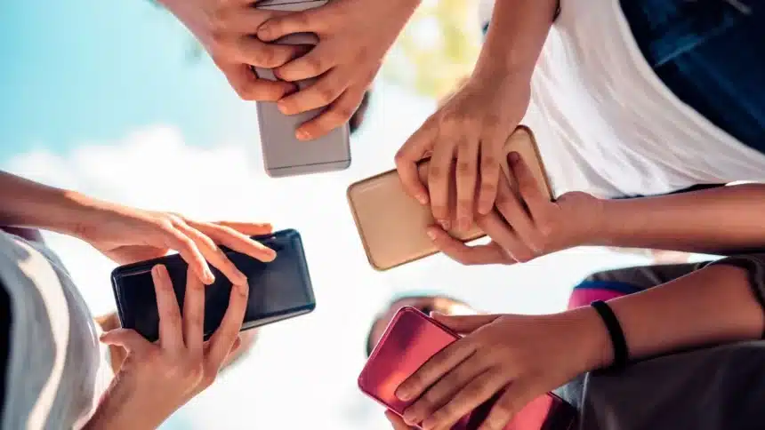 5 Things You Should Delete From Your Phone Before Travelling